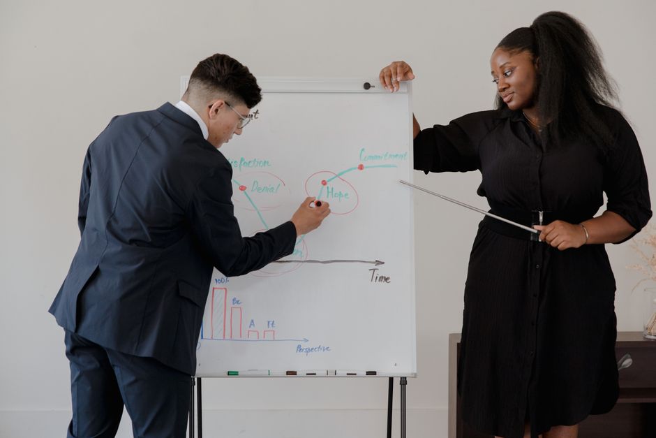 Een professionele jobcoach die met een werkzoekende spreekt in een moderne kantooromgeving, gericht op loopbaanbegeleiding.