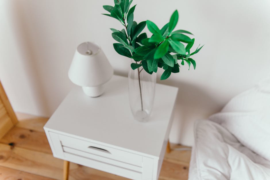 Een stijlvol Scandinavisch tv-meubel in een minimalistische woonkamer met neutrale kleuren en natuurlijke materialen.