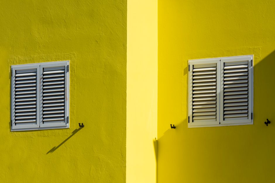 Een professioneel geschilderde shutter in een moderne woonkamer, met een frisse kleur die het interieur verfraait.