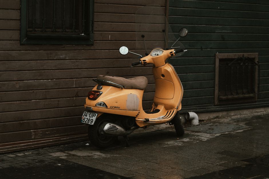 Jongeman met een scooter in Eindhoven, klaar om zijn rijbewijs te halen.